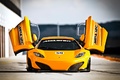 McLaren MP4-12C face portes ouvertes