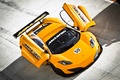 McLaren MP4-12C GT3 orange 3/4 avant droit portes ouvertes penché vue de haut