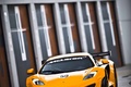 McLaren MP4-12C GT3 orange 3/4 avant gauche penché debout
