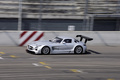 Mercedes SLS AMG GT3 gris 3/4 avant gauche filé vue de haut
