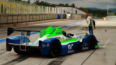 Pescarolo proto LMP1 blanc/bleu Prestige Racing 3/4 arrière gauche