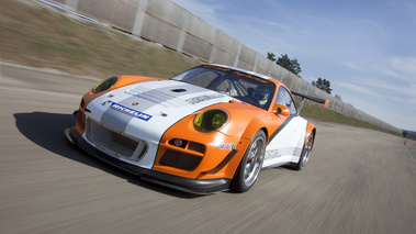 Porsche 911 GT3 R Hybrid 2011 3/4 avant dynamique