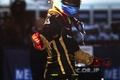 Lotus Renault portrait Petrov debout