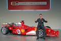 Schumi assis sur Ferrari