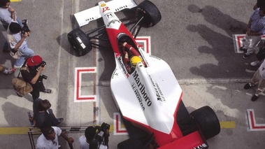 Ayrton Senna debout