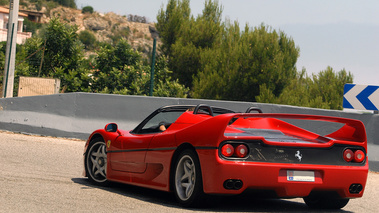 Ferrari F50 rouge 3/4 arrière gauche penché