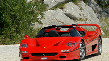 Ferrari F50 rouge 3/4 avant gauche penché