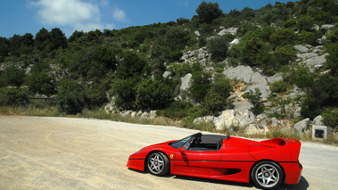 Ferrari F50 rouge profil penché 2