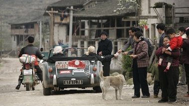 Austin Healey noire, face ar, foule locale