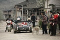 Austin Healey noire, face ar, foule locale