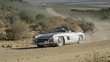 Mercedes 300 SL Roadster, gris, action 3-4 avg