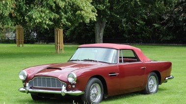 Aston Martin Cabrio, rouge, 3-4 avg