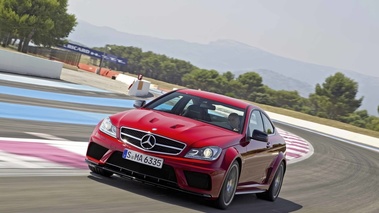 Mercedes C63 AMG Coupe Black Series rouge 3/4 avant gauche travelling penché 4