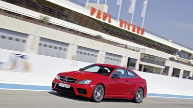 Mercedes C63 AMG Coupe Black Series rouge 3/4 avant gauche travelling penché 5