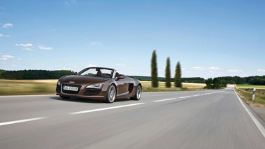 Audi R8 V8 Spyder marron 3/4 avant gauche travelling penché