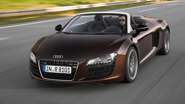 Audi R8 V8 Spyder marron 3/4 avant gauche travelling