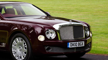 Bentley Mulsanne bordeaux 3/4 avant droit coupé