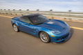 Chevrolet Corvette C6 ZR1 bleu 3/4 avant droit travelling penché