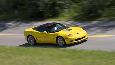 Chevrolet Corvette C6 ZR1 jaune 3/4 avant droit filé penché vue de haut