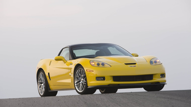 Chevrolet Corvette C6 ZR1 jaune 3/4 avant droit penché