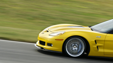 Chevrolet Corvette C6 ZR1 jaune 3/4 avant gauche coupé filé penché