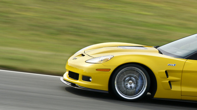 Chevrolet Corvette C6 ZR1 jaune 3/4 avant gauche coupé filé penché