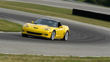 Chevrolet Corvette C6 ZR1 jaune 3/4 avant gauche filé penché