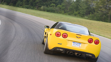 Chevrolet Corvette C6 ZR1 jaune face arrière travelling penché