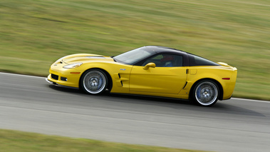 Chevrolet Corvette C6 ZR1 jaune filé penché