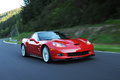 Chevrolet Corvette C6 ZR1 rouge 3/4 avant droit travelling penché 2