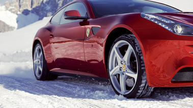 Ferrari FF rouge 3/4 avant droit travelling coupé