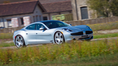 Fisker Karma gris 3/4 avant droit filé penché 3