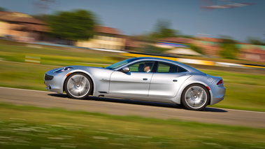 Fisker Karma gris filé penché 3