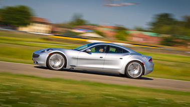 Fisker Karma gris filé penché