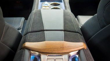 Fisker Karma noir console centrale debout