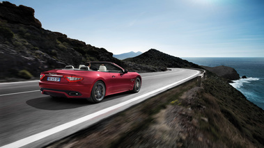 Maserati GranCabrio Sport rouge 3/4 arrière droit travelling