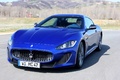 Maserati GranTurismo MC Stradale bleu 3/4 avant gauche travelling