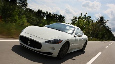 Maserati GranTurismo S Sport Pack - 3/4 avant gauche, dynamique