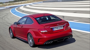 Mercedes C63 AMG Black Series - rouge - 3/4 arrière gauche, dynamique