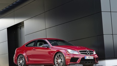 Mercedes C63 AMG Black Series - rouge - 3/4 avant droit