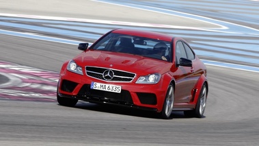 Mercedes C63 AMG Black Series - rouge - 3/4 avant gauche, dynamique