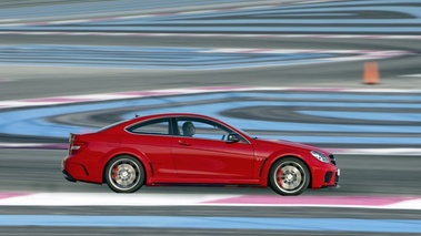 Mercedes C63 AMG Black Series - rouge - profil droit, dynamique