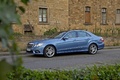 Mercedes E500 bleu 3/4 avant gauche