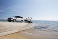 Range Rover Sport Supercharged blanc & remorque + bateau 3/4 avant gauche penché 3