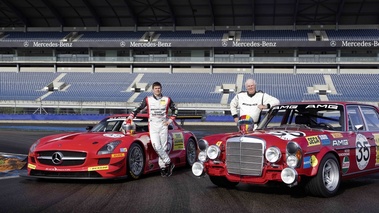 Mercedes SLS AMG GT3 rouge & 6.3 AMG rouge 3/4 avant gauche 2