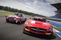 Mercedes SLS AMG GT3 rouge face avant & 6.3 AMG rouge 3/4 avant gauche travelling penché