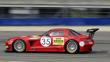 Mercedes SLS AMG GT3 rouge filé 2