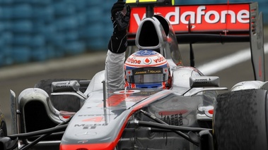 Hongrie 2011 McLaren Button salue