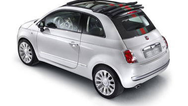 Fiat 500c Gucci - blanche - 3/4 arrière droit capote mi-close