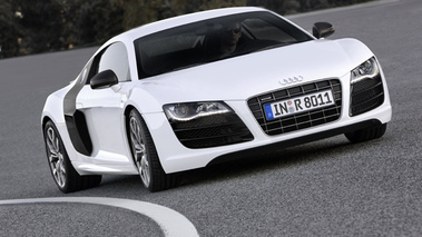 Audi R8 blanche 3/4 avant D